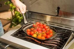 Napoleon Pro Gietijzeren Pan Met Handgreep En Onderzetter -Barbecue Gereedschaps Winkel 0629162560087 4