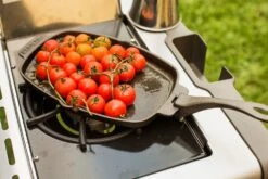 Napoleon Pro Gietijzeren Pan Met Handgreep En Onderzetter -Barbecue Gereedschaps Winkel 0629162560087 5