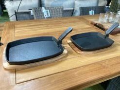 The Bastard Barbecue Grillplaat Met Onderzetter Sizzling 2021 33 X 22,8 X 4,2 Cm 10 The Bastard Barbecue Grillplaat Met Onderzetter Sizzling 2021 33 X 22,8 X 4,2 Cm -Barbecue Gereedschaps Winkel 8720168015853 3