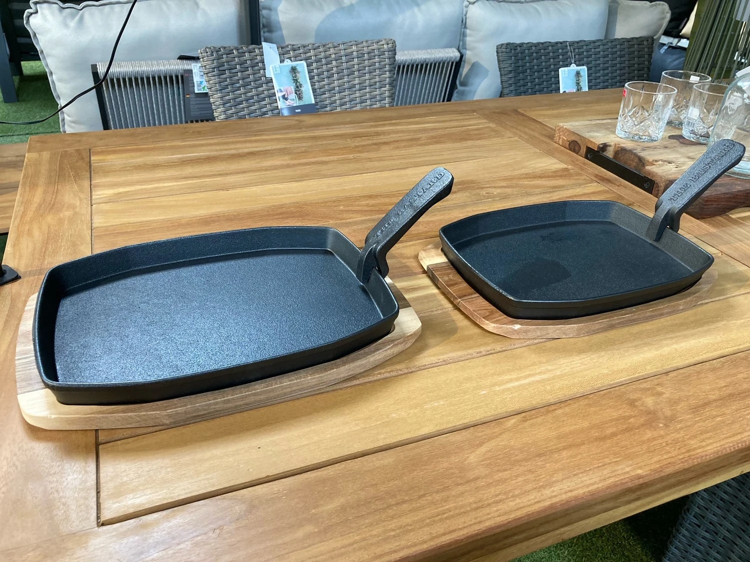 The Bastard Barbecue Grillplaat Met Onderzetter Sizzling 2021 33 X 22,8 X 4,2 Cm 5 The Bastard Barbecue Grillplaat Met Onderzetter Sizzling 2021 33 X 22,8 X 4,2 Cm - Afbeelding 3