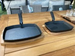 The Bastard Barbecue Grillplaat Met Onderzetter Sizzling 2021 33 X 22,8 X 4,2 Cm 11 The Bastard Barbecue Grillplaat Met Onderzetter Sizzling 2021 33 X 22,8 X 4,2 Cm -Barbecue Gereedschaps Winkel 8720168015853 4