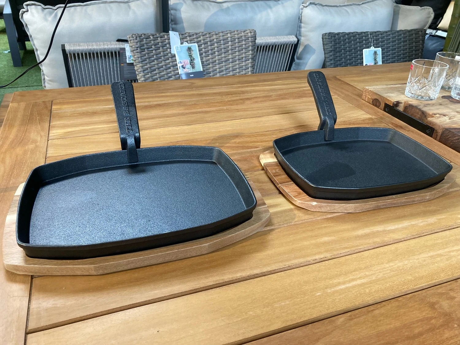 The Bastard Barbecue Grillplaat Met Onderzetter Sizzling 2021 33 X 22,8 X 4,2 Cm 6 The Bastard Barbecue Grillplaat Met Onderzetter Sizzling 2021 33 X 22,8 X 4,2 Cm - Afbeelding 4