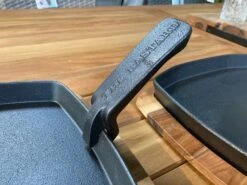 The Bastard Barbecue Grillplaat Met Onderzetter Sizzling 2021 33 X 22,8 X 4,2 Cm 12 The Bastard Barbecue Grillplaat Met Onderzetter Sizzling 2021 33 X 22,8 X 4,2 Cm -Barbecue Gereedschaps Winkel 8720168015853 5