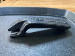 The Bastard Barbecue Grillplaat Met Onderzetter Sizzling 2021 33 X 22,8 X 4,2 Cm 13 The Bastard Barbecue Grillplaat Met Onderzetter Sizzling 2021 33 X 22,8 X 4,2 Cm -Barbecue Gereedschaps Winkel 8720168015853 6