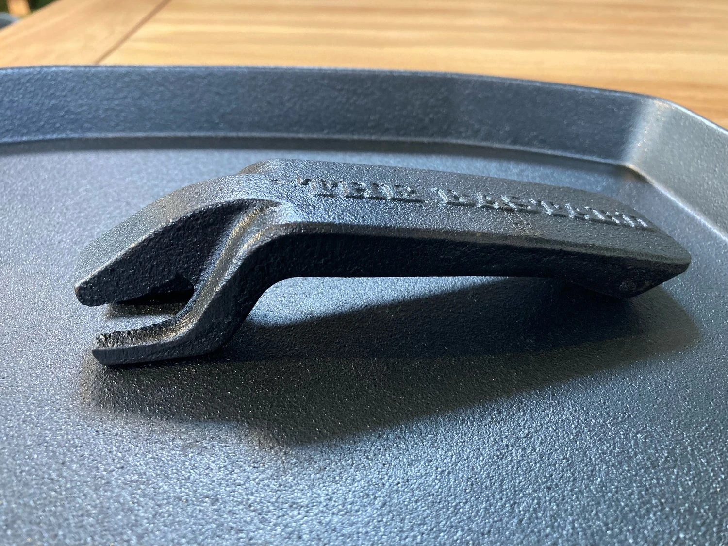 The Bastard Barbecue Grillplaat Met Onderzetter Sizzling 2021 33 X 22,8 X 4,2 Cm 8 The Bastard Barbecue Grillplaat Met Onderzetter Sizzling 2021 33 X 22,8 X 4,2 Cm - Afbeelding 6